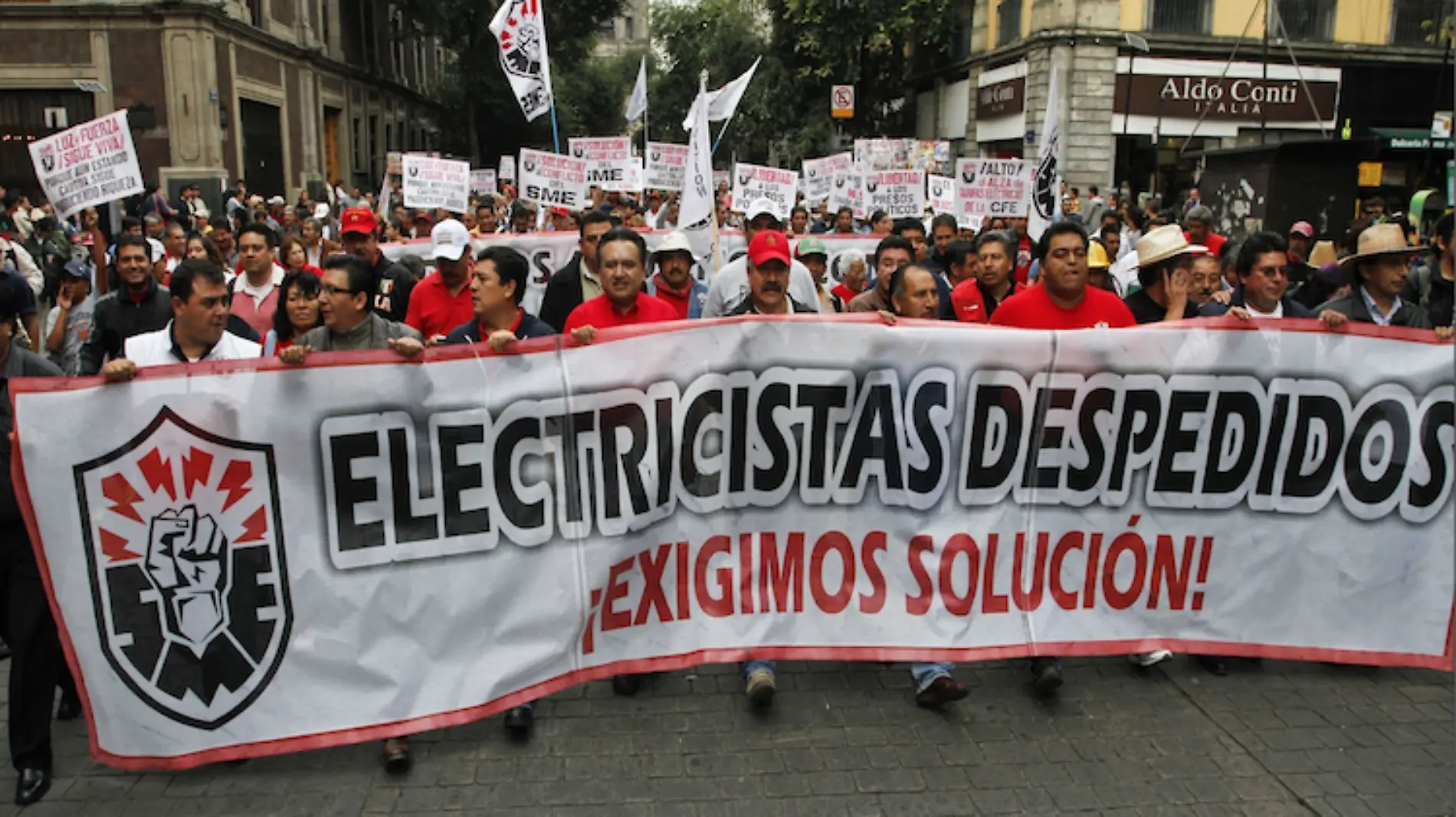 Gobierno federal compensará económicamente a extrabajadores de Luz y Fuerza